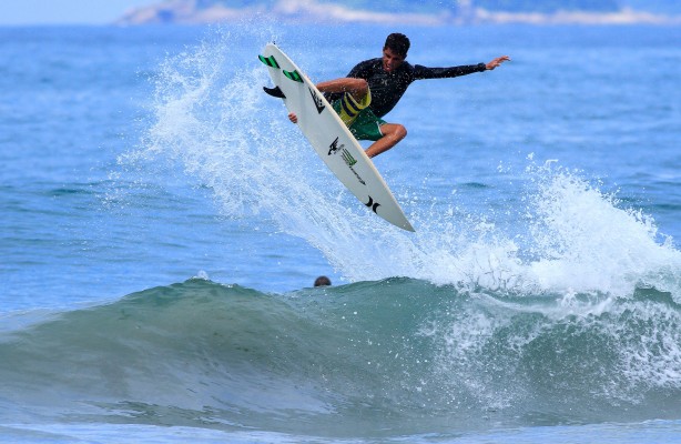 Filipe Toledo escolhe camisa do Corinthians para usar no mundial de surfe