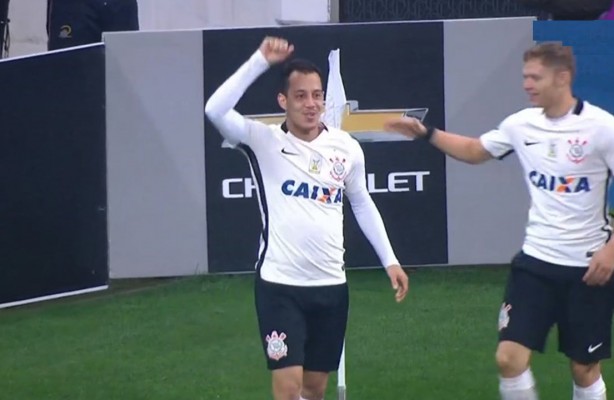 Rodriguinho abre o placar para o Corinthians contra o Sport