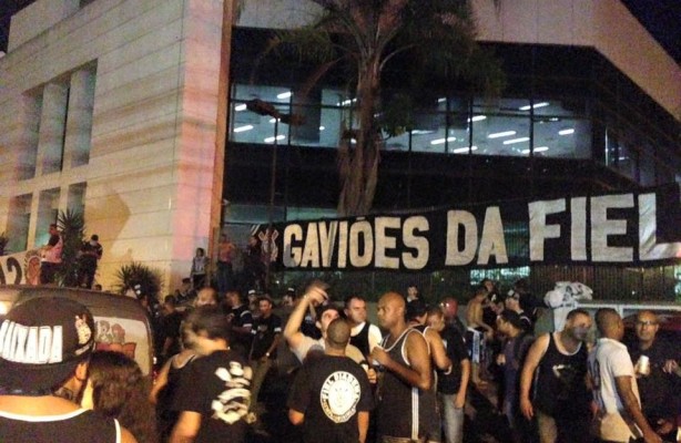 Imagens da manifestao do Corinthians em frente a FPF
