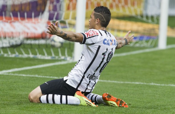Luciano marca seu segundo gol contra o Sport, na Arena Corinthians