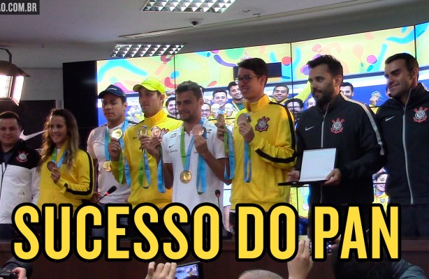 Nadadores do Corinthians comemoram medalhas de ouro no Pan