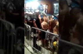 Policiais prendem e humilham torcedores do Corinthians