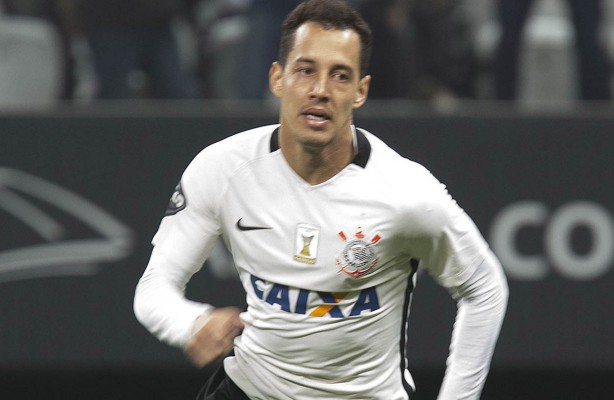 Rodriguinho marca para o Corinthians contra o Fluminense