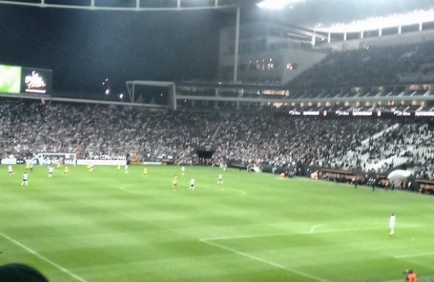 Torcida do Corinthians canta at o fim e  aplaudida pelos jogadores