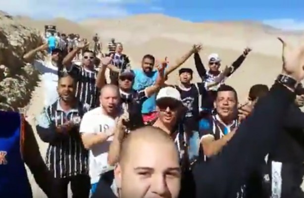 Torcida do Corinthians invade o deserto do Atacama