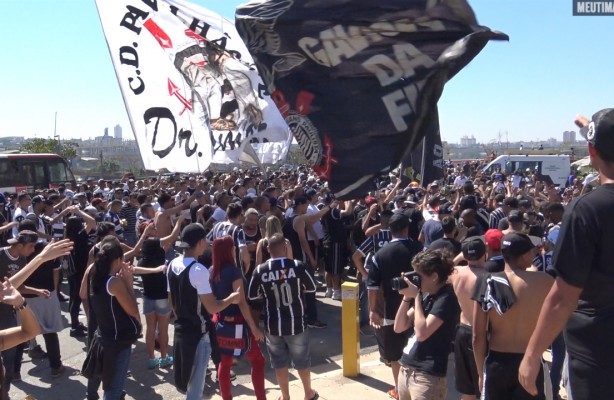 Torcida protesta na Arena Corinthians pelo fim do Chapo