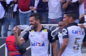 Uendel faz o segundo gol do Corinthians contra o Joinville