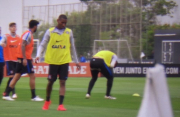 Vilson dá soco em Marciel depois do sofrer falta no treino do Corinthians