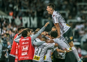 Equipe do Corinthians reunida em mais um gol