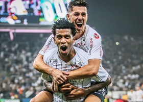 Gil e Danilo Avelar comemorando gol do Corinthians