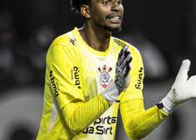 Hugo Souza com o uniforme amarelo do Corinthians