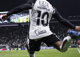 Memphis Depay batendo escanteio na Neo Qumica Arena