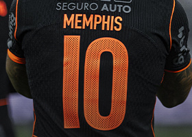 Memphis Depay com a camisa III do Corinthians
