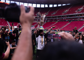 Memphis Depay com o trof�u da Supercopa do Brasil