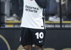 Memphis Depay comemora gol pelo Corinthians