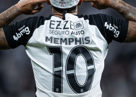 Memphis Depay comemora gol pelo Corinthians