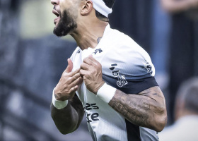 Memphis Depay comemorando gol pelo Corinthians