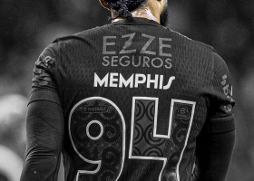 Memphis Depay de costas pelo Corinthians