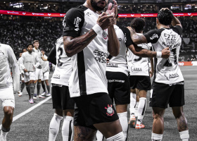 Raniele acende isqueiro no Allianz Parque