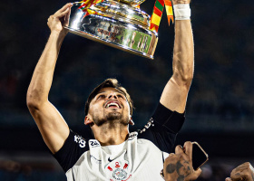 Romero levantando trof�u da Copa do Brasil