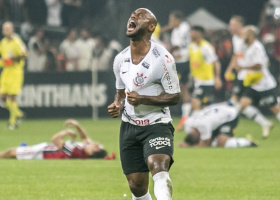 Vagner Love comemorando gol contra o São Paulo