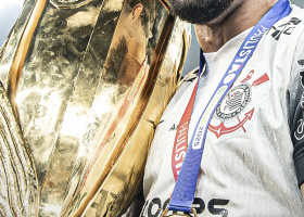 Yuri Alberto com a taa do Paulisto