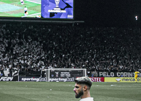 Yuri Alberto desliza no gramado da Neo Qumica Arena