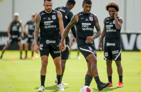 Renato, Paulinho e Willian durante treino do Corinthians no CT Joaquim Grava; trio atrai centroavantes pela capacidade técnica