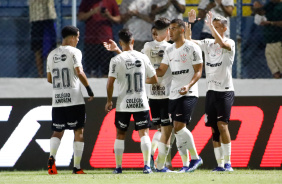 Jogadores do Sub-20 do Corinthians comemorando o gol