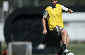 Igor Coronado treinou entre os titulares do Corinthians na atividade deste domingo, no CT Joaquim Grava