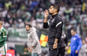Antnio Oliveira no comando do Corinthians contra o Palmeiras