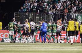 A barreira do Palmeiras no momento da falta estava posicionada irregularmente
