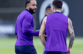Memphis Depay e Rodrigo Garro em ao no treino do Corinthians