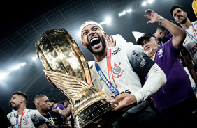 Memphis Depay com a taa do Campeonato Paulista