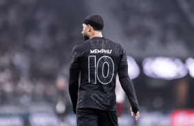 Memphis Depay em campo pelo Corinthians em Itaquera