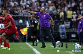 Orlando Ribeiro, tcnico do Sub-20, est comandando o profissional do Corinthians de forma interina desde semana passada