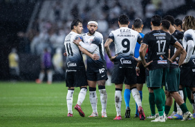 ngel Romero e Memphis Depay aguardando deciso do VAR
