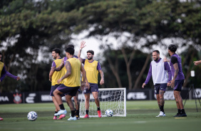 Elenco do Corinthians durante atividade no CT