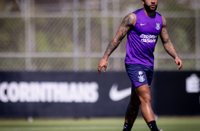 Memphis Depay durante treinamento do Corinthians