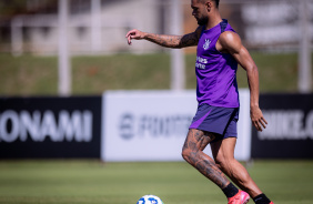 Raniele com a bola durante treino do Corinthians