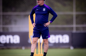 Dorival Jnior observando o ltimo treino do Corinthians antes do confronto contra o Racing