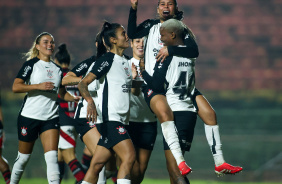 Tamires, Jaqueline, Vic Albuquerque e Jhonson e jogadoras comemoram gol