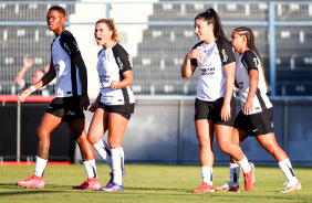 Equipe do Corinthians comemora gol de Tamires