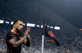 Maycon aplaudindo a torcida do Corinthians durante jogo pelo Brasileiro