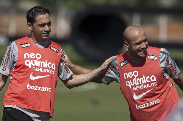 Chico ( esq.) e Alessandro durante treino no CT Joaquim Grava