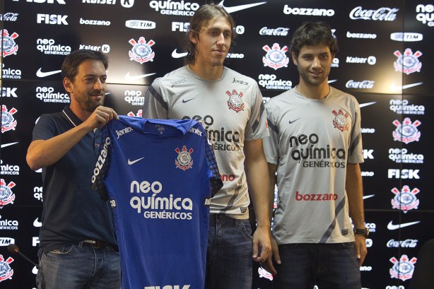Duilio Monteiro Alves apresenta o goleiro Cassio e o zagueiro Felipe em 2012