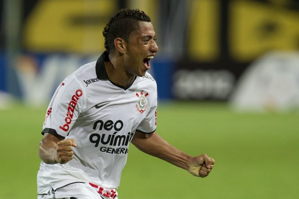 Ralf comemora gol salvador que evitou derrota do Corinthians na estreia