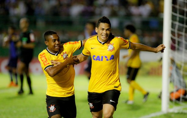 Ao lado de Malcom, Luciano comemora gol contra o Bahia de Feira