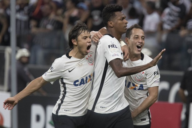 Rodriguinho, Romero e J comemorando gol no clssico contra o Palmeiras