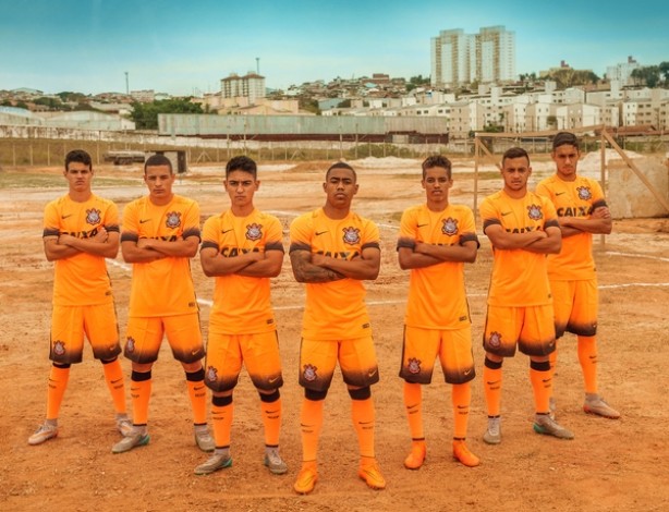 Maycon participa de campanha para uniforme alternativo do Corinthians em 2015 em homenagem ao Terro